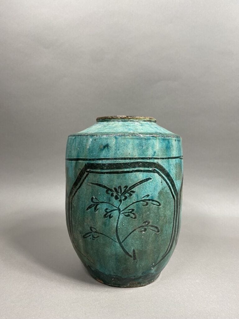 Moyen-Orient - Vase en faïence émaillée à décor d'oiseau et fleurs sur fond ver…