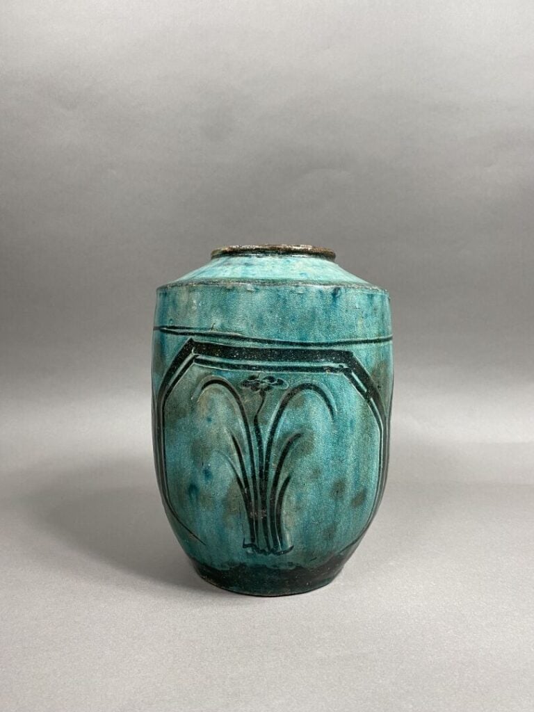 Moyen-Orient - Vase en faïence émaillée à décor d'oiseau et fleurs sur fond ver…