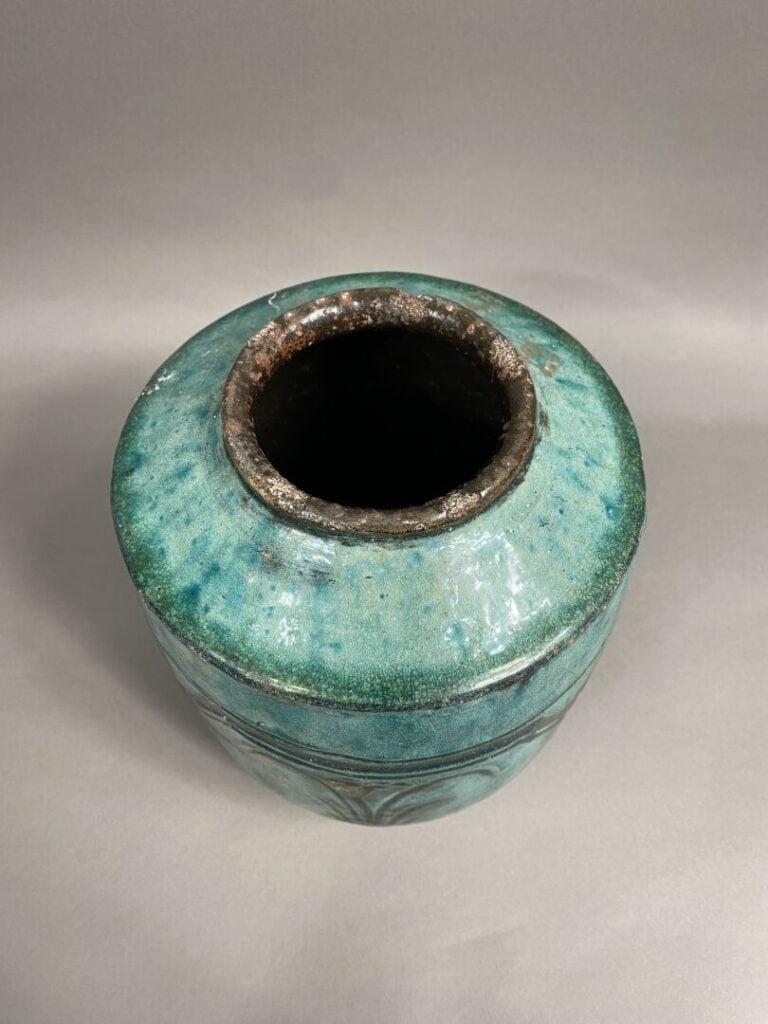 Moyen-Orient - Vase en faïence émaillée à décor d'oiseau et fleurs sur fond ver…