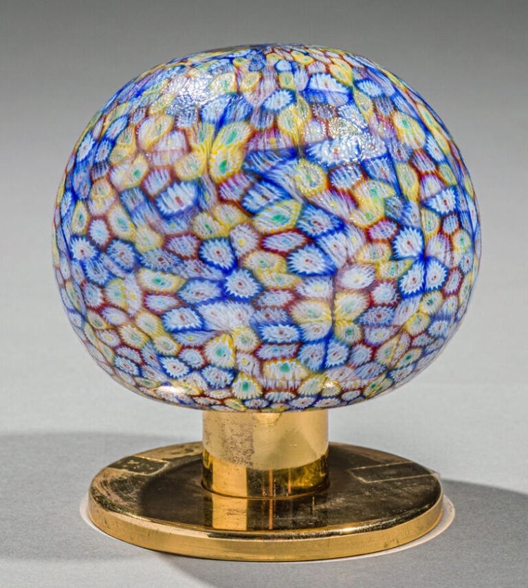 Murano. - Boule de rampe d'escalier à décor sphérique de millefiori polychrome…