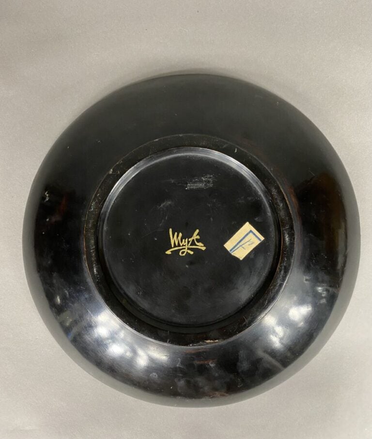 MYA (XXe siècle), Vietnam - Plat circulaire en bois laqué polychrome et or figu…