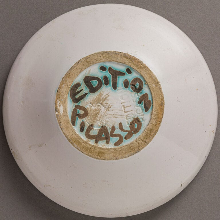PABLO PICASSO (1881-1973) - Oiseau au ver - Cendrier rond en terre de faïence b…
