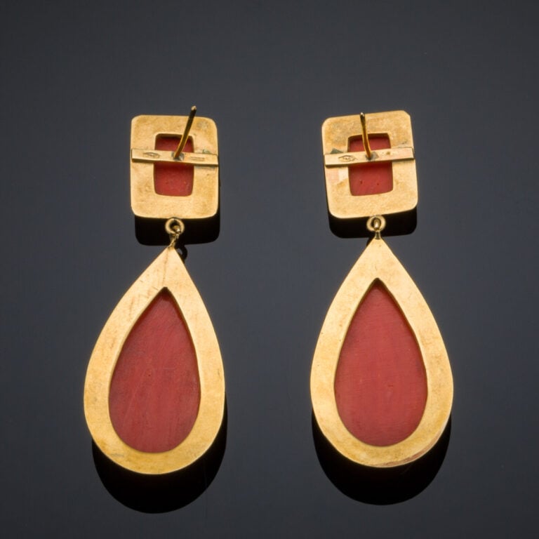 Paire de BOUCLES d'OREILLES en or jaune (750‰) orné de corail facetté de forme…
