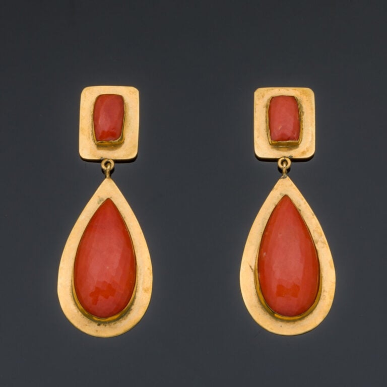 Paire de BOUCLES d'OREILLES en or jaune (750‰) orné de corail facetté de forme…