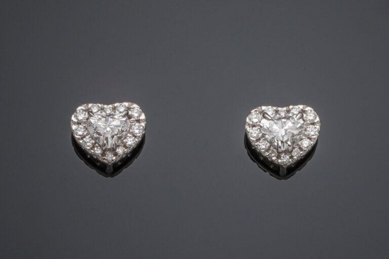 Paire de CLOUS d'OREILLES "cœurs" en or gris (750‰) centré chacun d'un diamant…