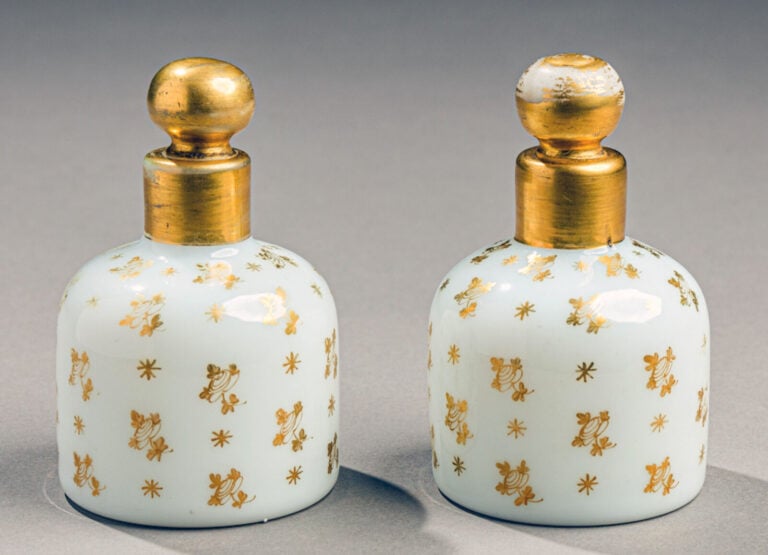 Paire de flacons à épaulement en opaline de cristal blanche ornée d'un décor do…