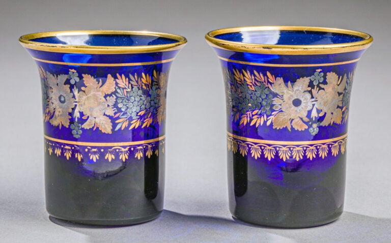 Paire de gobelets dit hollandais en cristal bleu cobalt à décor Desvignes de gu…