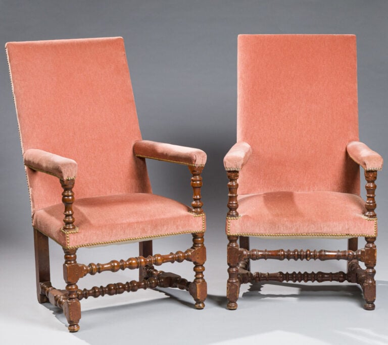 Paire de GRANDS FAUTEUILS en bois naturel à piétement entretoisé, accotoirs gar…