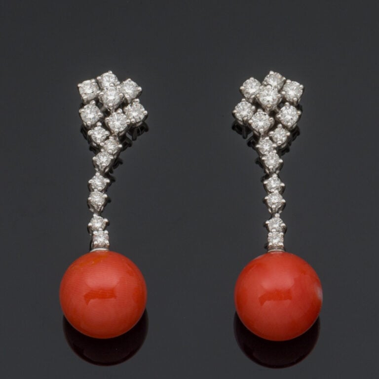 Paire de PENDANTS d'OREILLES en or gris (750‰) serti d'un alignement de diamant…