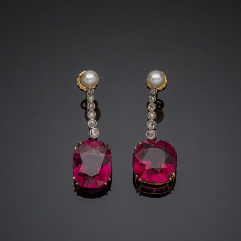 Paire de PENDANTS d'OREILLES en or jaune et or gris (750‰) orné d'une perle de…