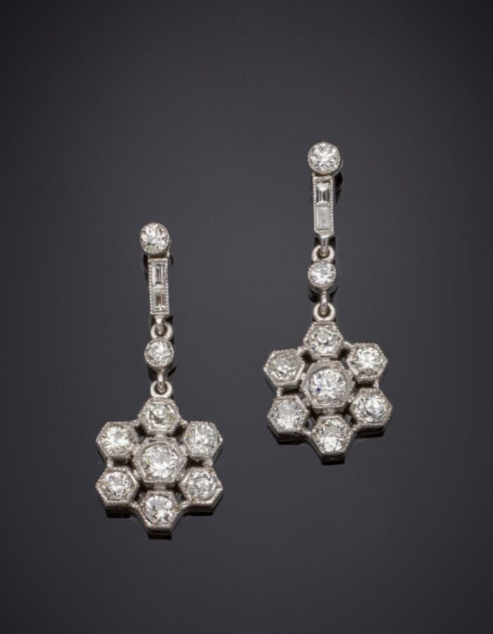 Paire de PENDANTS d'OREILLES "fleurs" en or gris (750‰) ajouré, serti de diaman…