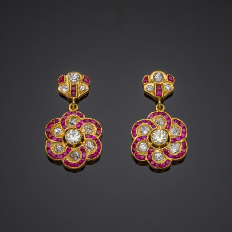 Paire de PENDANTS d'OREILLES "fleurs" en or jaune (750‰) serti de diamants tail…