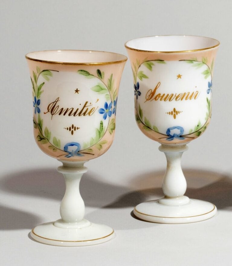 Paire de verres à pied en opaline de cristal blanche, la coupe à fond peint ros…