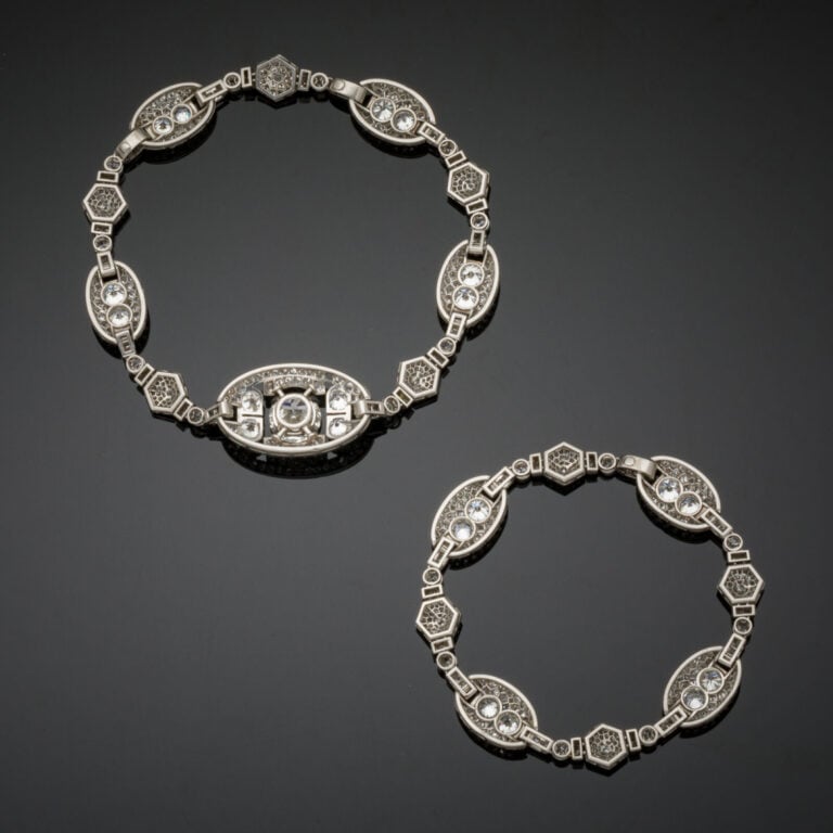 PARURE à transformation, comprenant un COLLIER détachable en deux BRACELETS en…