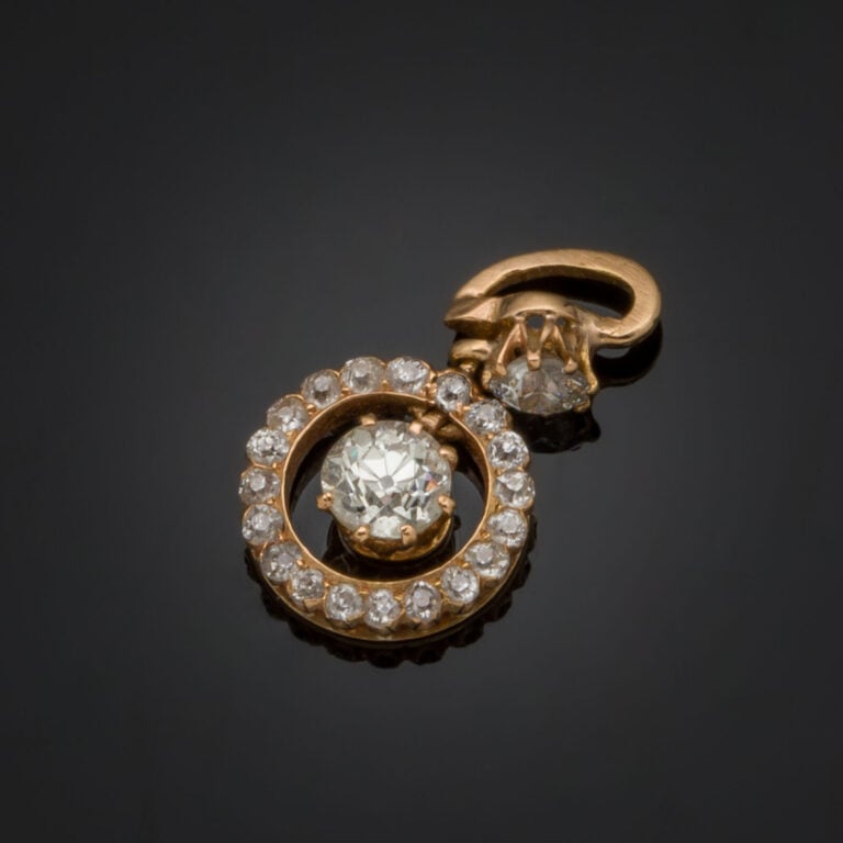 PENDENTIF circulaire en or jaune (750‰) serti de diamants taille ancienne dont…