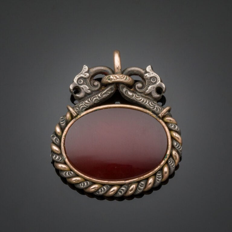 PENDENTIF en argent et vermeil (min. 800‰) ciselé et ajouré à motif de chimères…