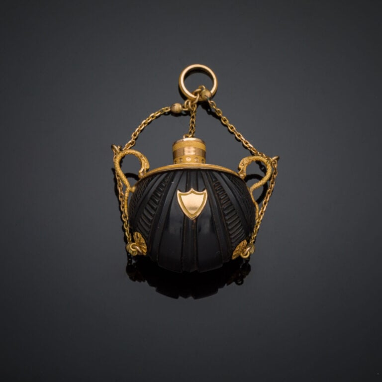 PENDENTIF FLACON à SELS "bourse" en or jaune (750‰) ciselé, composé de trois ch…