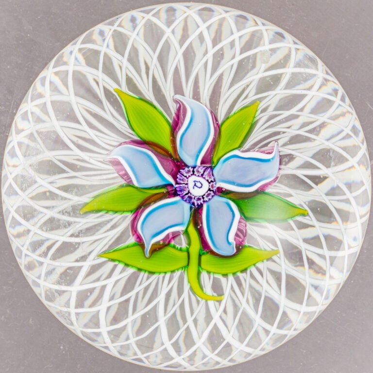 Perthshire. - Presse-papiers à fond de coussin en latticino blanc spiralé et cr…