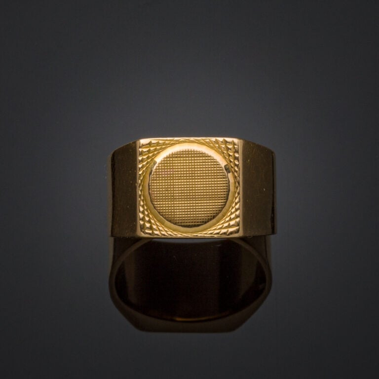 Petite BAGUE chevalière en or jaune (750‰) guilloché, à motif circulaire. - Tra…