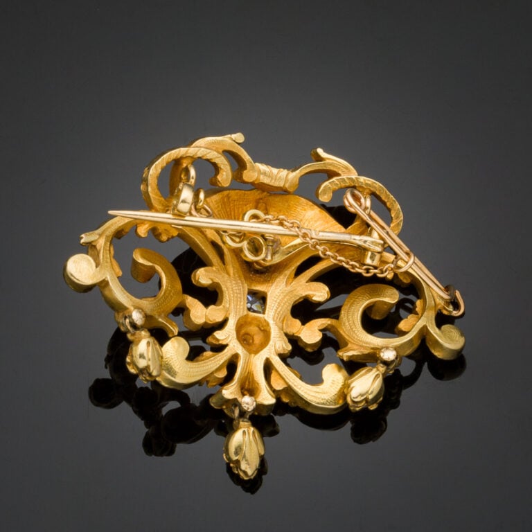 PLISSON & HARTZ - Rare BROCHE "grotesque" en or jaune (750‰) sculpté, ajouré et…