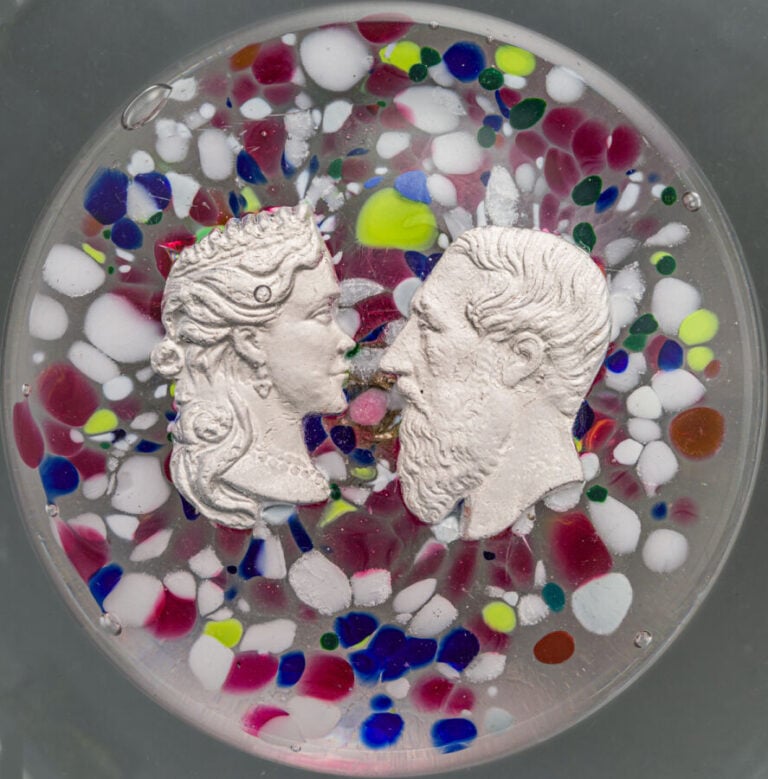 Presse-papiers à fond jaspé polychrome orné de deux cristallo-cérames représent…