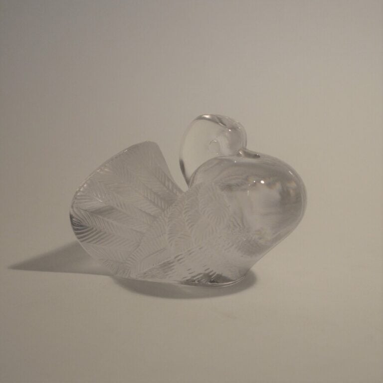 Presse-papiers en cristal en forme de pigeon. - Haut. 8,3 cm.
