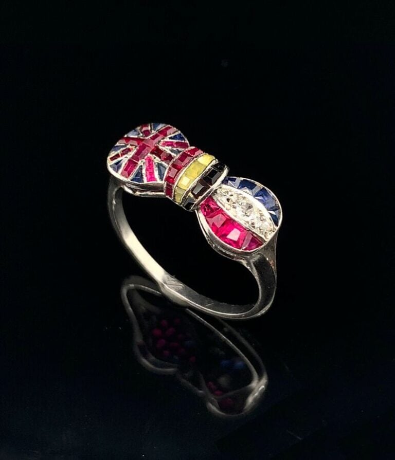 Rare BAGUE PATRIOTIQUE "nœud" en platine (950‰) ajouré, surmontée de trois dioa…