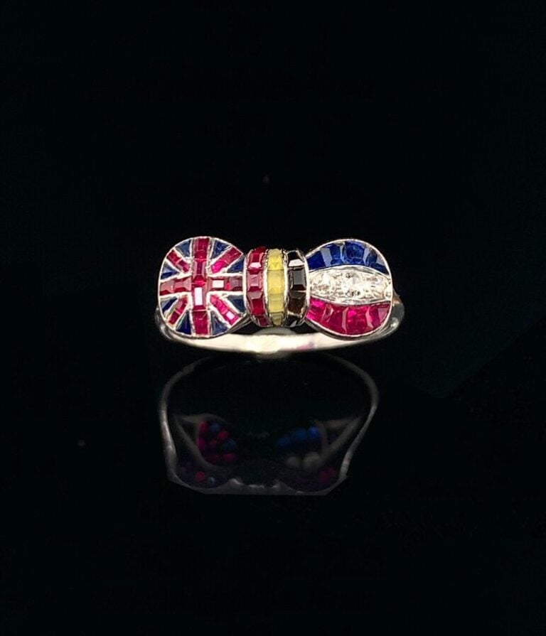 Rare BAGUE PATRIOTIQUE "nœud" en platine (950‰) ajouré, surmontée de trois dioa…