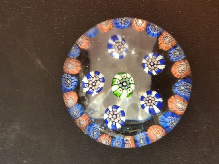 Saint-Louis. - Presse-papiers à motif de cercle périphérique formé de douze bon…
