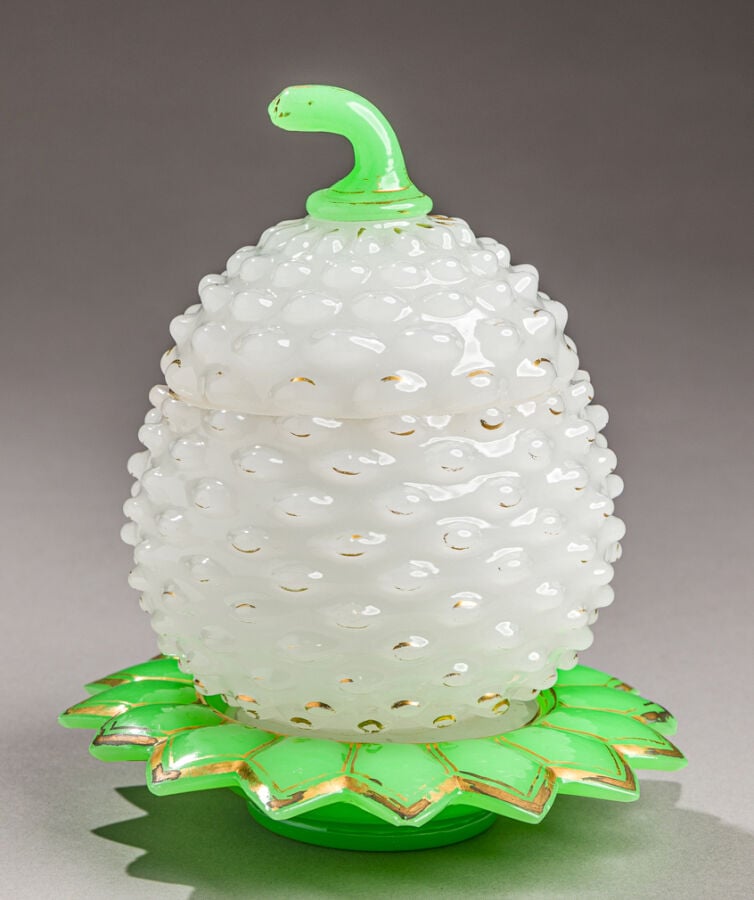 Saint-Louis. - Sucrier-confiturier ananas en opaline pâte de riz moulée ; prése…