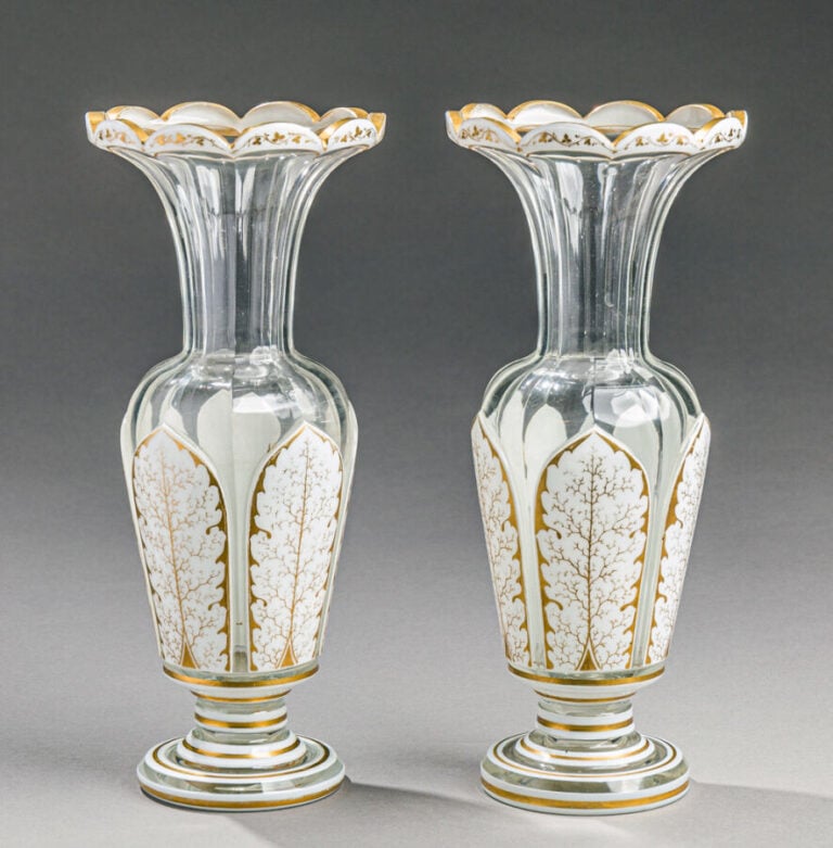 Saint-Mandé. - Paire de vases balustres à bord dentelé overlay en cristal taill…