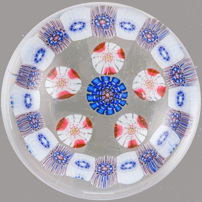 Saint-Mandé. - Presse-papiers à motif cercle périphérique de bonbons blancs et…