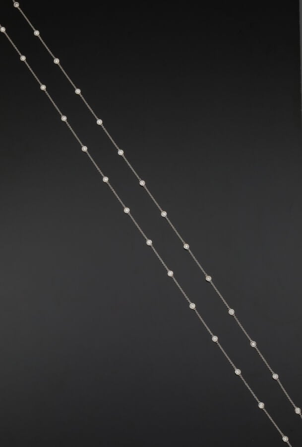 SAUTOIR composé d'une chaînette en or gris (585‰) 14 carats, alternée de diaman…