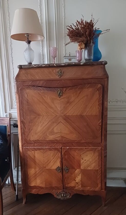 SECRETAIRE à abattant à deux vantaux, marqueté en ailes de papillon ; il ouvre…
