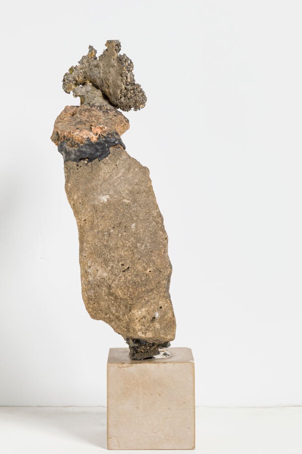 SLAVKO KOPAČ (1913-1995) - Oiseau à la couronne, 1960 - Pierre et plomb, signé…