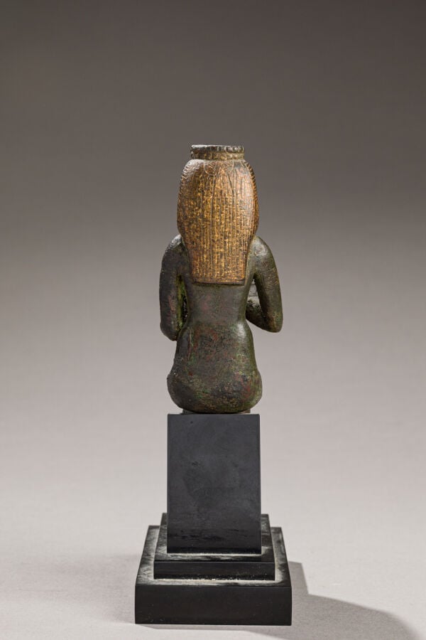 STATUETTE D'ISIS LACTANS, assise, la main droite tenant son sein. Elle retenait…