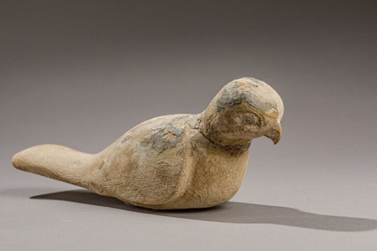 STATUETTE DE FAUCON AKHEM, - Bois stuqué. Tête recollée. Important manque au dé…
