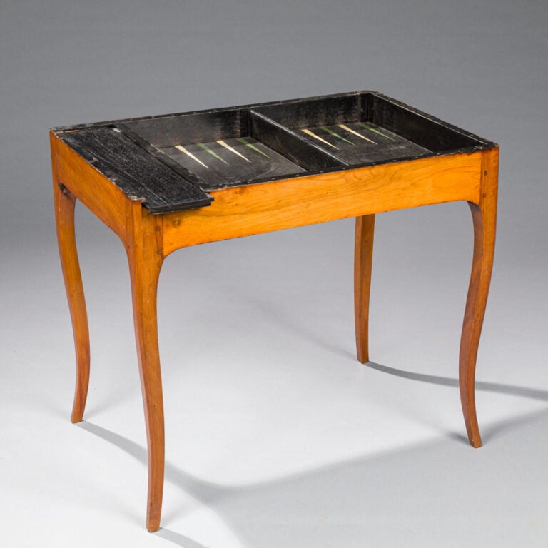 TABLE A JEUX en bois naturel. XIXème siècle - 76 x 83.5 x 42 cm