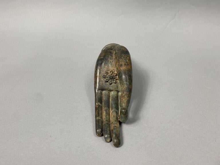 Thaïlande - Main de bouddha en bronze à patine verte, esquissant le geste de l'…