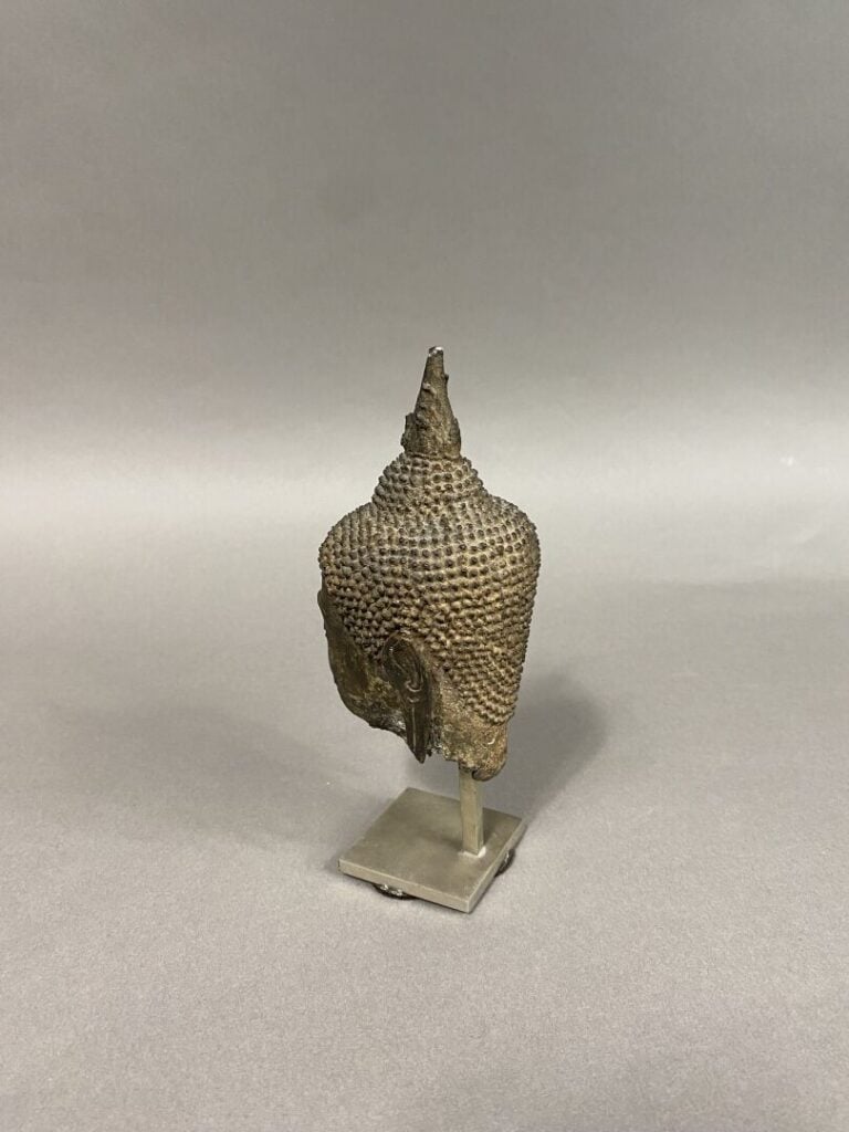 Thaïlande, Sukkothai - Petite tête de bouddha en bronze à patine brune, les yeu…