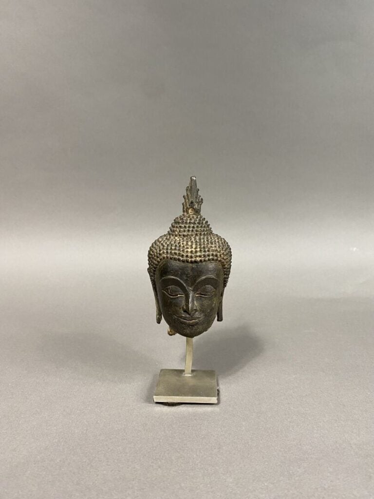 Thaïlande, Sukkothai - Petite tête de bouddha en bronze à patine brune, les yeu…