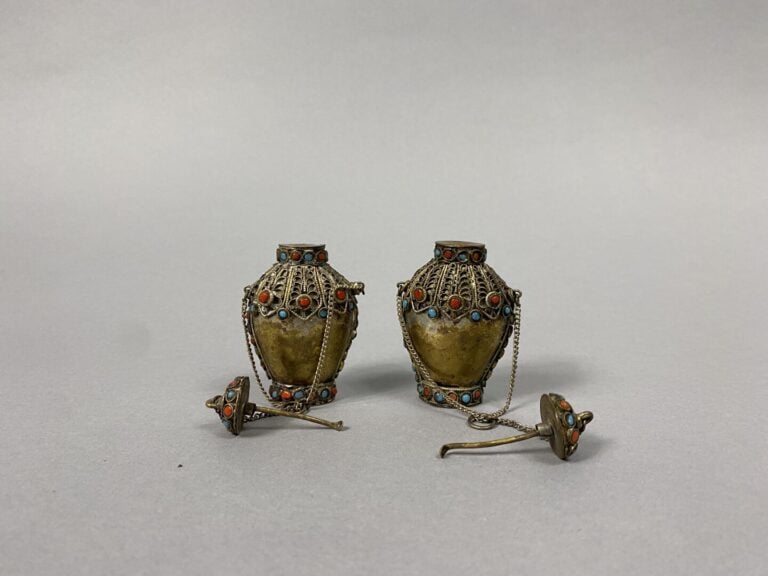 Tibet - Ensemble de deux flacons tabatières en alliage doré filigrané et caboch…