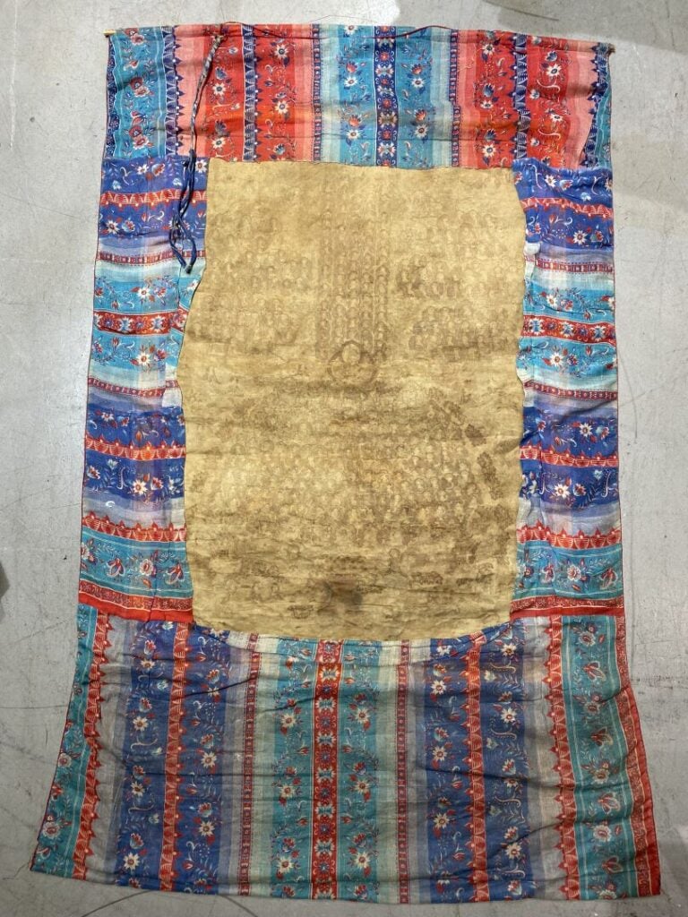 Tibet - Grand thangka peint sur tissu représentant Tsongkhapa et l'arbre refuge…