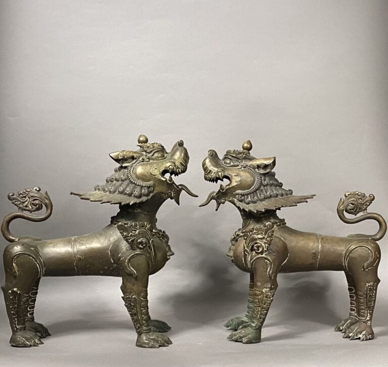 Tibet - Paire de lions ou chimères kilin en alliage lourd représentés debout, r…