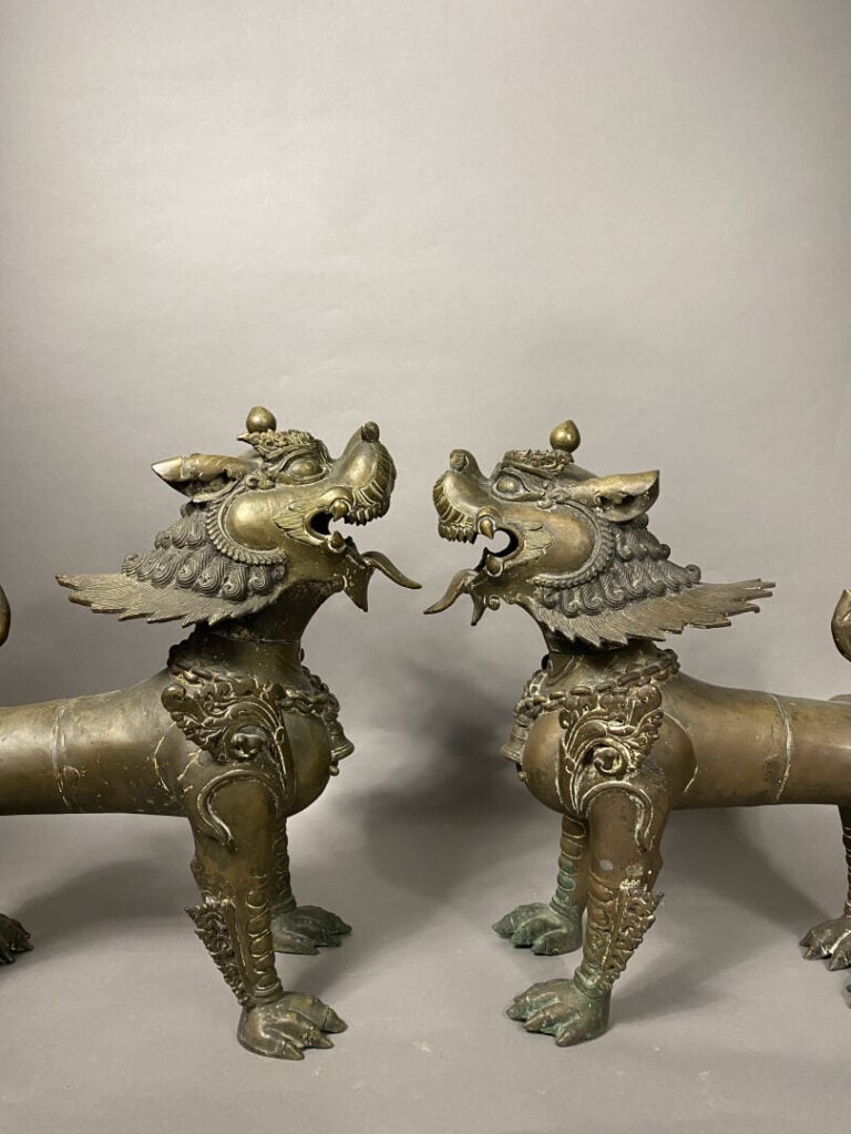 Tibet - Paire de lions ou chimères kilin en alliage lourd représentés debout, r…
