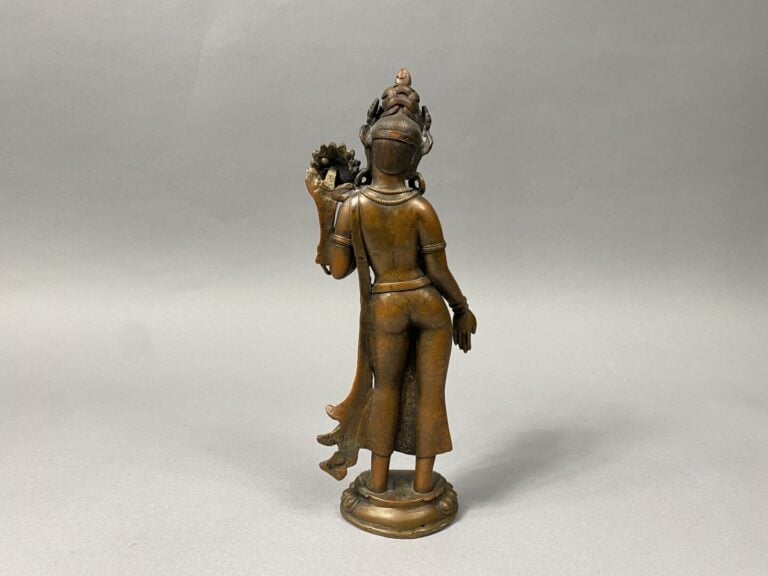 Tibet - Sujet en bronze à patine cuivrée représentant la divinité Tara debout e…