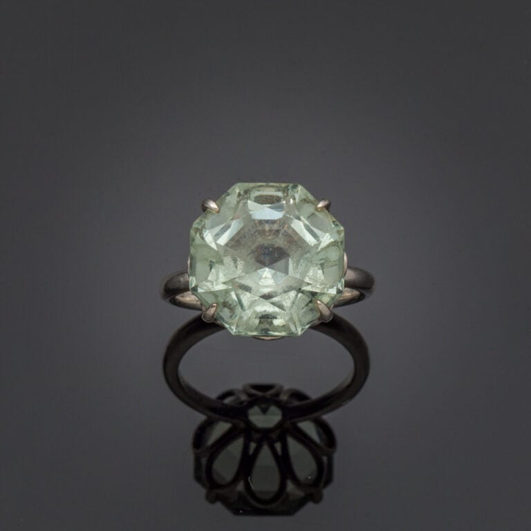 TIFFANY & Co. - BAGUE en argent (925‰) serti d'une prasiolite octogonale. - Sig…