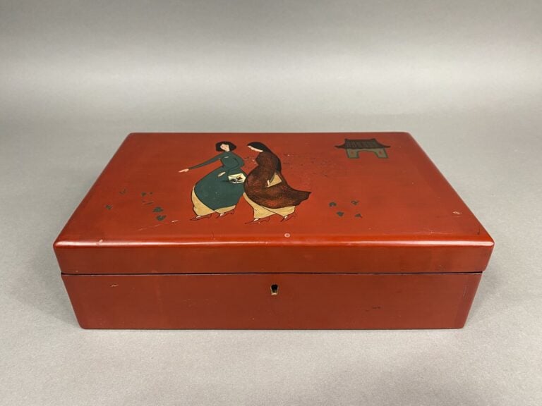 Van Ha TRAN (1911-1974) - Boite de forme rectangulaire en bois laqué rouge à dé…