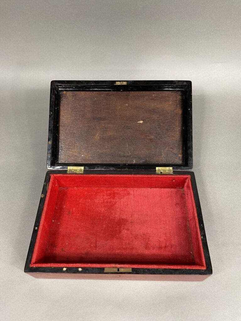 Van Ha TRAN (1911-1974) - Boite de forme rectangulaire en bois laqué rouge à dé…