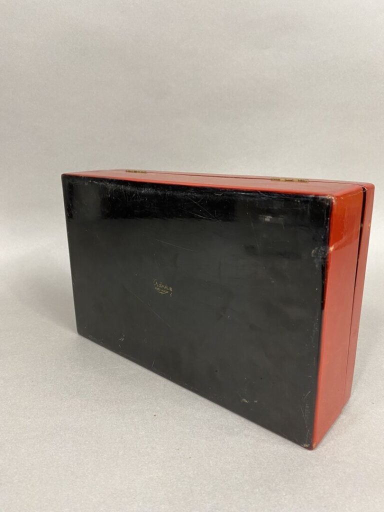 Van Ha TRAN (1911-1974) - Boite de forme rectangulaire en bois laqué rouge à dé…